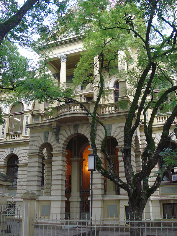 Fachada de prédio jurídico clássico