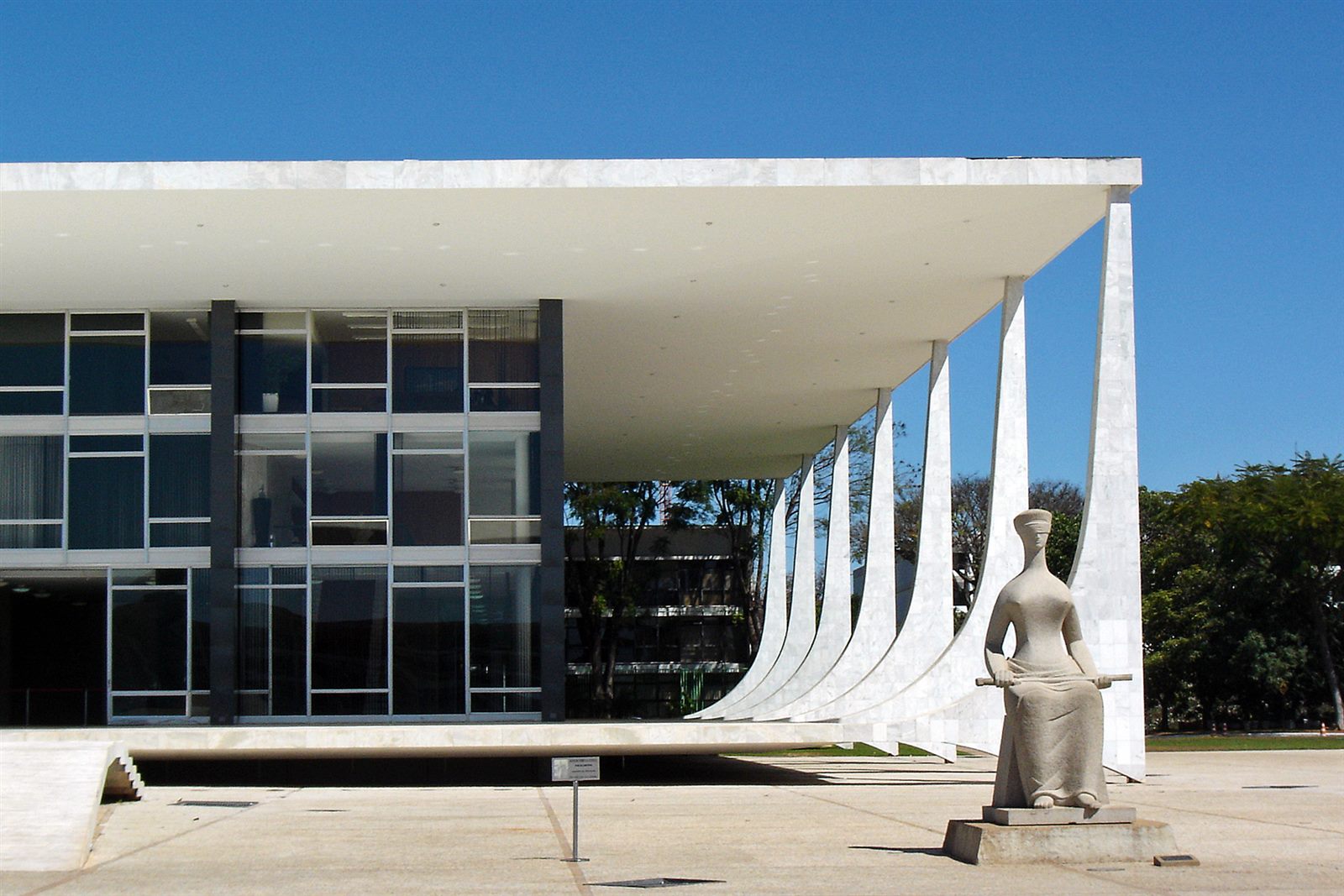 Estátua da Justiça sob a colunata do Supremo Tribunal Federal, em Brasília