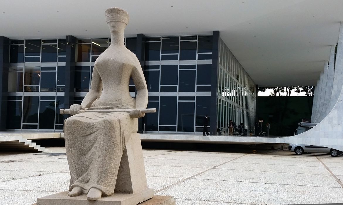 Estátua da Justiça em frente ao STF